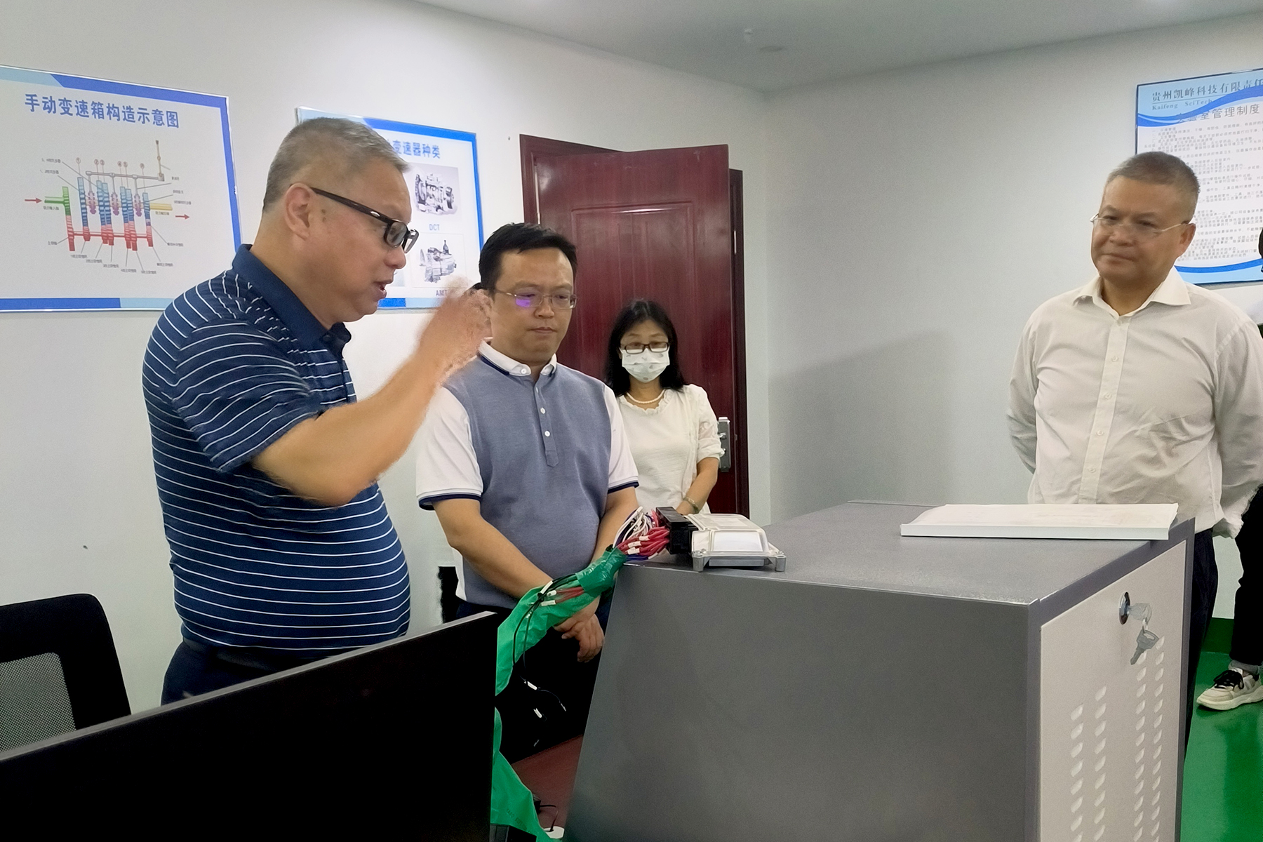 貴陽經開發區黨工委委員、管委會副主任王峰一行到帝一娱乐公司調研